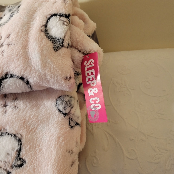 NWT. Pink fuzzy pajamas with penguin. - Picture 4 of 4